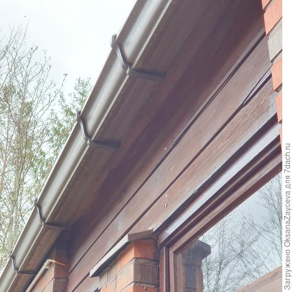 Вот такие еще ниши есть над окнами под крышей