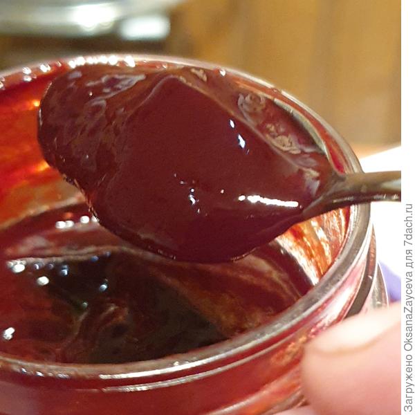 Желе из ежевики. Жаль холодильник глюкнул и заморозил все в лед. Что то лопнуло при разморозке, а ежевика помутнела и как подрастаяла. Но вкус не утратила =)