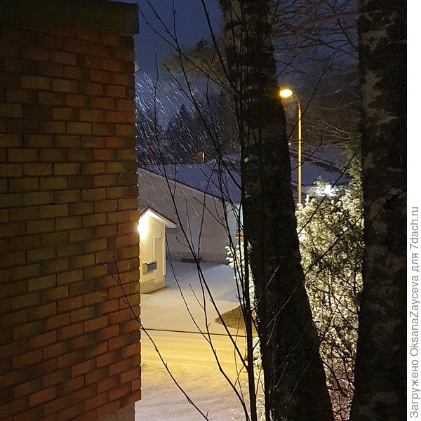 Тихо падает снежок