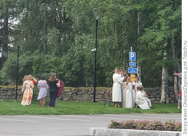Чего то там затеяли перед церквью