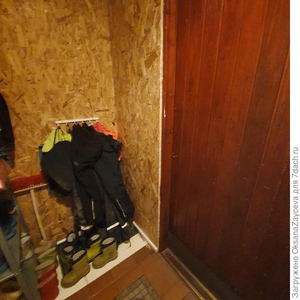 Предбанник в другую сторону - черновая стена готова, остались полочки с подсветкой и можно верх закрывать винилом. Низ ждет оформления пола.