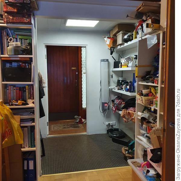 Вид из гостинной на прихожую и предбанничек. Весь черный каель и дальше красный в предбаннике нужно сколупать и видимо поднять для теплых полов.