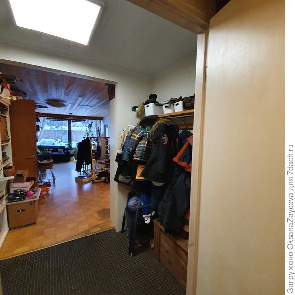 Вид от входа на гостинную, тут хорошо видна отделяющая прихожую от гостинной условная стена, выход как квадратной аркой с одной стороны сделан, с другой стороны просто ровная стена. Шкаф у правой стены будет в тему, там и так наши вещи висят, осталось только двери поставить