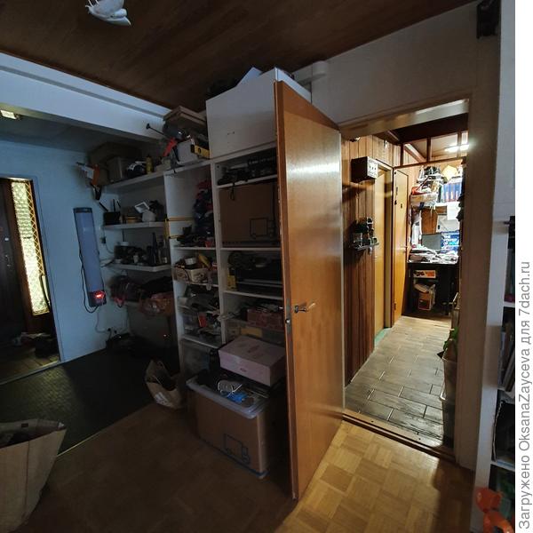 Вон оттуда хочется вынести дверь в гостинную-прихожую, а там замуровать стену полностью.