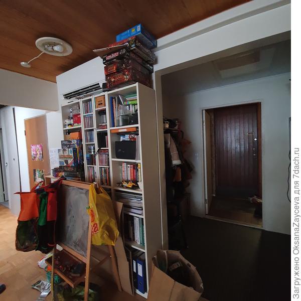 С другой стороны стеллаж, но это скорее всего временное решение