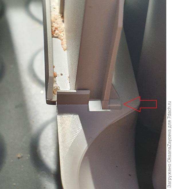 Вот она кнопочка, таких 4. Нажать, куда показывает стрелка и прямоугольный фиксатор плавно опустится в отверстие для него. Все гениальное просто!