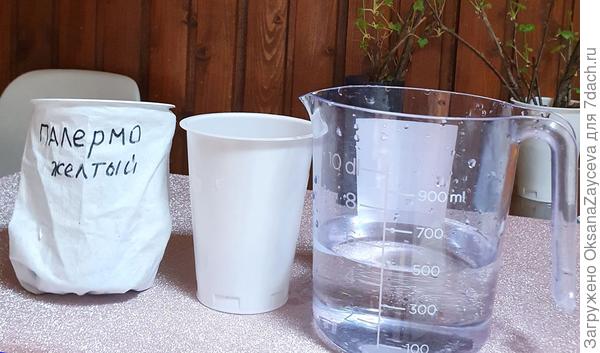 Белый стаканчик ровно поллитра, замерила! И он с запасом влезает в маску, еще и свободно внизу, где у стаканчика сужение!
