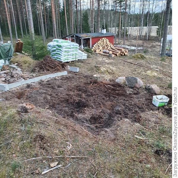 Я тем временем снимаю мох, дерн и расчищаю площадь будущей теплицы