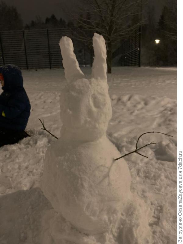 И снег липкий