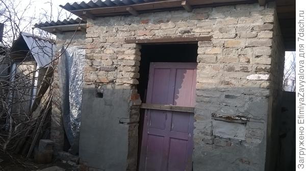 бывшая сараюшка,надстроенная,но до ума еще не доведенная,и рядом-летний душ,тоже еще не доведен до ума,в эту зиму там "жили" дрова