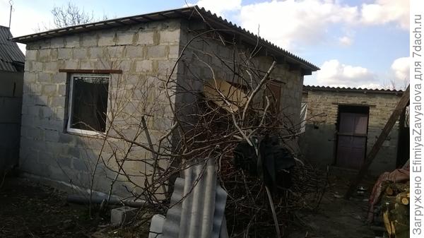 летняя кухня,а в ней-подвал,"героически "расчищеный. в него 4 года предыдущие "хозяева" скидывали мусор,и 2*2*2 м подвал был забит доверху мусором.