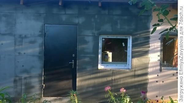 Это то место,где была "прихожая" .пристроили новую,и весь дом утепляли летом