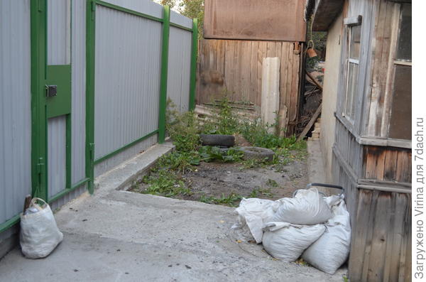 отмостка по забору