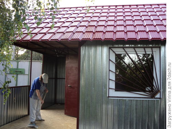 Уже есть веранда и крыша, но еще нет навеса.