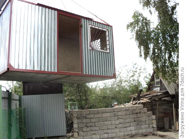 Малую часть стены не было сил разобрать, да еще сосед не убрал свои дрова, так что теперь эти шлакоблоки выполняют функцию забора.