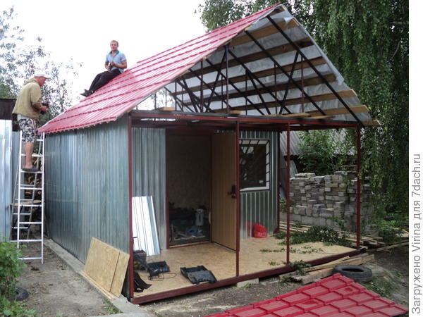 Постройка веранды и крыша.