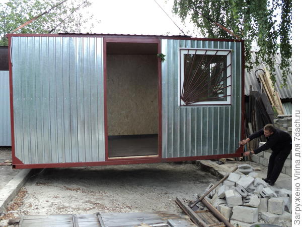 Почти приехали… Здесь видна лента отмостки, оставшаяся от старого домика.