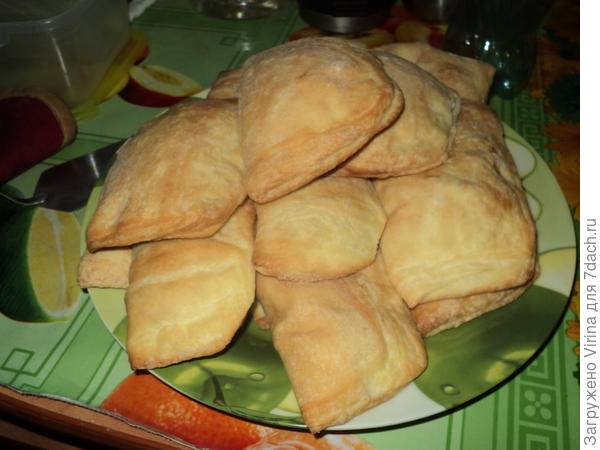 пирожки... с яблоками... телефон где-то рядом... (это чтобы в тему)