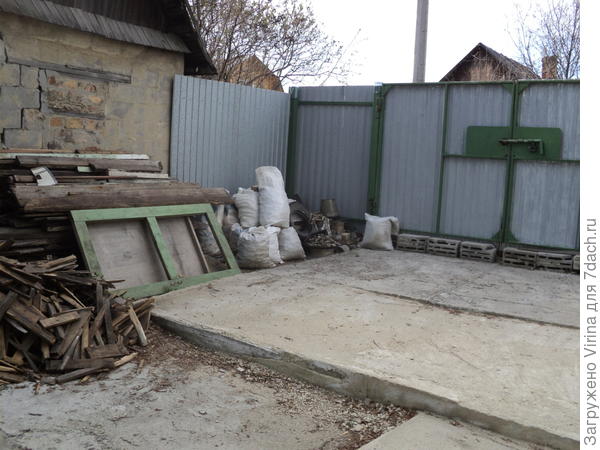 А это ранняя весна 2017. Двор после зимы выглядит как после бомбежки ))) мощение на месте, не потрескалось, не раскрошилось и не стАяло...