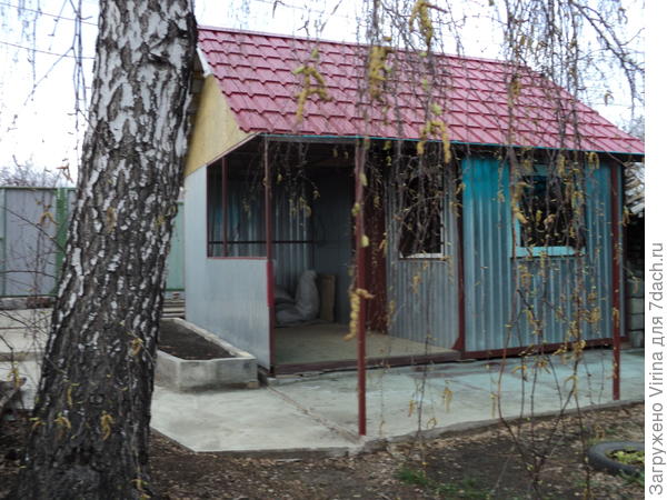 А это уже 2016 год. Двор замощен, сделана площадка для отдыха под навесом, в планах - дорожки...