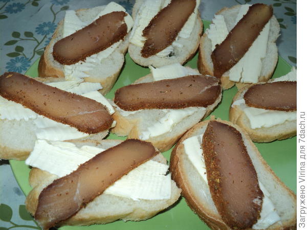 Бутерброды улетели в одно мгновение )))