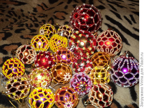 Это вот "редкая сетка". Яйца обычно делала мелкой сеткой, а в узлах могла поставить  натуральные камни