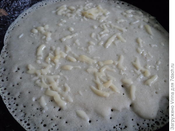 насыпали сыру тертого на блинчик и жарим себе, жарим... перевернули, получается сыыыр жареный ))) можно было сыр прямо в тесто положить, но... у меня задумка - начинить сырной закусочкой блинчики))) а припёк можно ж любой - и грибы, и колбаску, и овощи )))