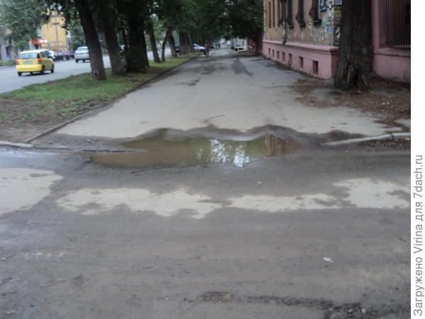 Лужа никуда не делась