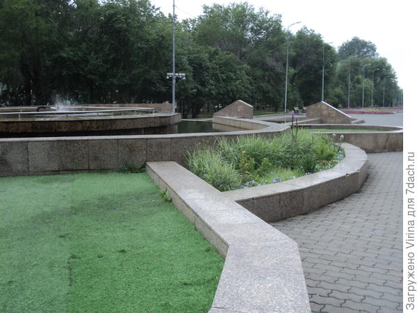 У фонтана