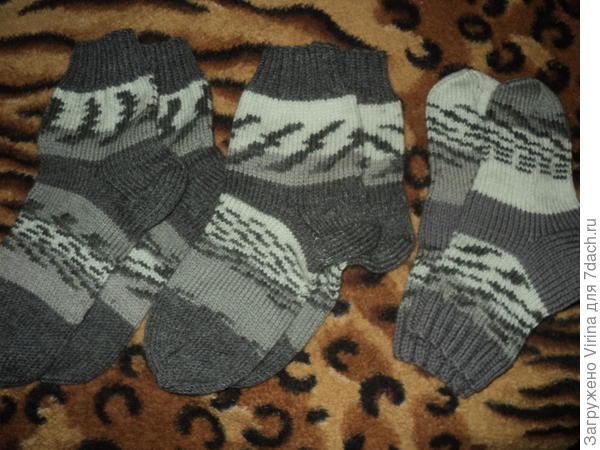 А это просто пряжа такая... интересненькая. Пара носков поменьше - называется &quot;гуси у бабуси&quot; )))))&quot;