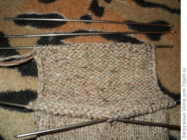 вот тут по краю петли, их на спицу набирают и вяжут продолжение полотна...
