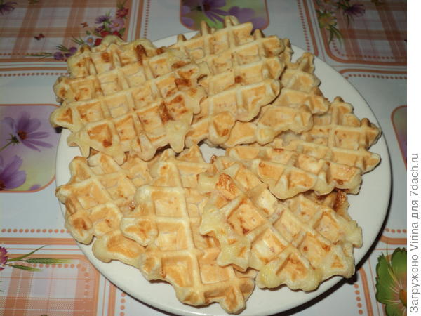 Сегодня к завтраку вафли &quot;сырные с колбасой&quot; ))) Все остатки из холодильника - в дело! )))