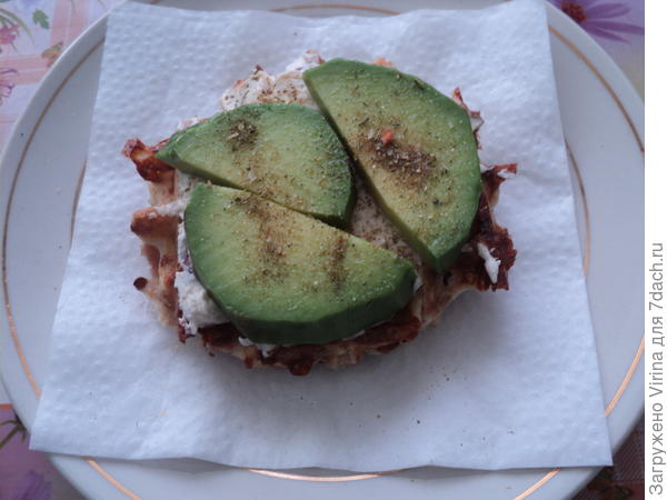 Вот такой сегодня завтрак в &quot;зеленых тонах&quot; - вафельки с сыром и колбаской, плюс творожный сыр и авокадо со специями