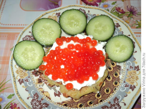 И сегодняшний завтрак - картофельная вафля с сыром,  белым творожным сыром и &quot;красной&quot; икрой. Кофе за кадром )))