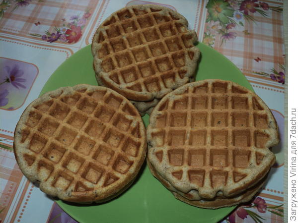 По две ст ложки с горкой муки - соевой, ржаной и пшеничной, 2 яйца, 2 ст ложки семечек - лен+кунжут, соль, сода, сыворотка для разбавления. Вес одной вафли - ок. 40 грамм, как полновесные такие 2 куска нормального хлеба )))