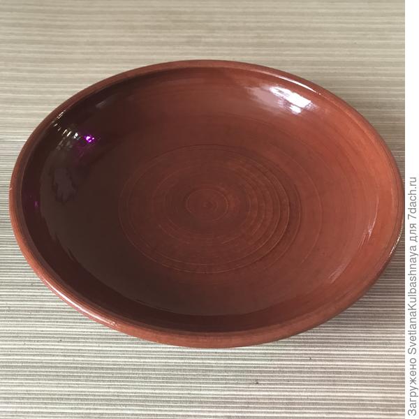 Эту тарелку используем, как хлебницу. Привезли из Костромы