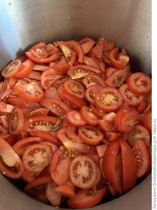 Нарезала томаты и положила в кастрюлю