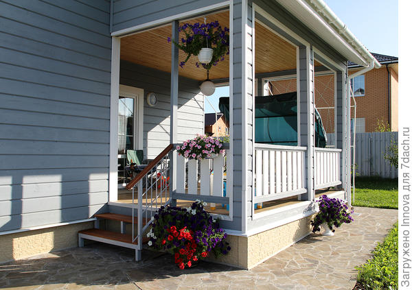 Огибаем дом и подходим к веранде