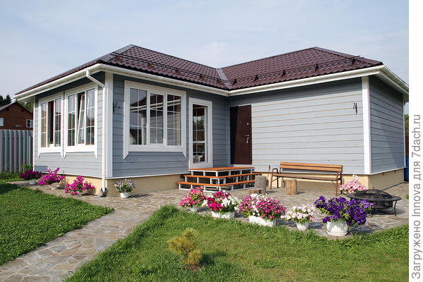 Поворачиваемся вправо и видим площадку перед баней