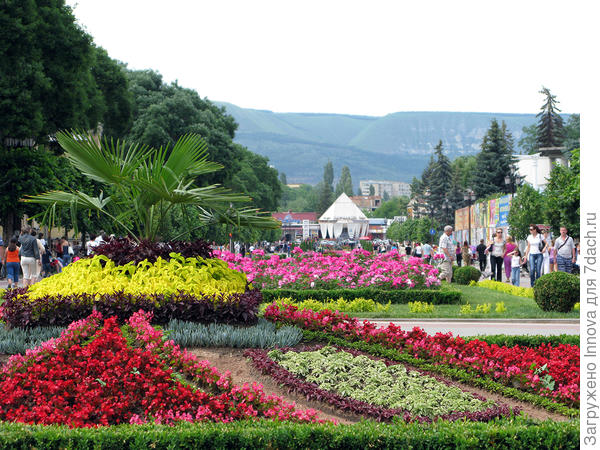 На Курортном бульваре. Здесь когда-то были рельсы и вагончики доставляли нарзан в бутылках прямо на жд вокзал.