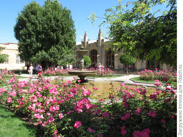 Нарзанная галерея. Сюда отдыхающие ходят пить воду. Местные воды ее не пьют. Вообще. Потому что из кранов течет и так очень минерализированная вода. От нее у местных основное заболевание - это камни.