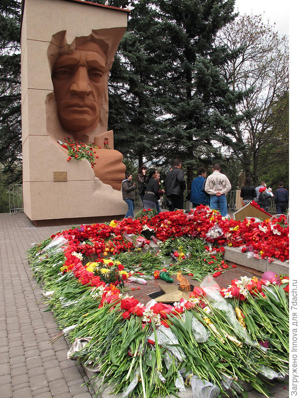 Это только утро 9 мая, а люди идут весь день и несут цветы