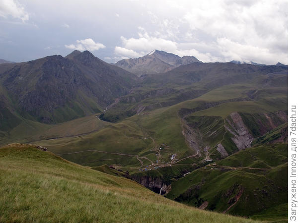 Видно поляну Джилы Су и самый большой водопад