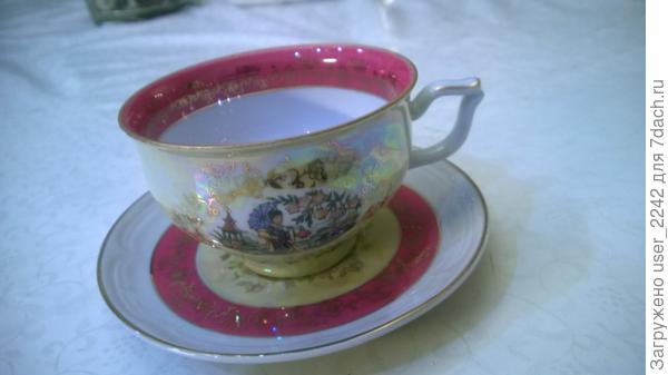 Кружечка из сервиза приготовленного на случай бракосочетания среднего сына. Подарок есть, только он всё никак не женится, а уж 30 лет скоро( вот и так бывает). Этот сервиз мне от мамы достался и японский тоже, и старшему от , которого внуки такого же типа подарила на свадьбу.
