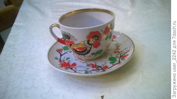 Кружечка из сервиза советских времён, тоже Ломоносовского завода. К сожалению две кружечки уже побились, треснуло стекло в серванте и они выкатились. Это наши праздничные кружки были всю жизнь, ну а теперь приходирся добавлять другие.