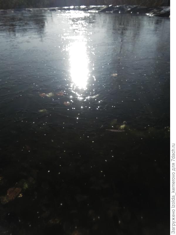 это солнышко! просто ракурс такой. полдень.