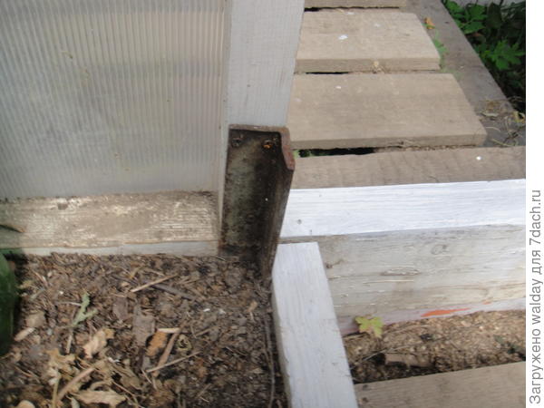 Такие же отрезки уголка предназначены для формирования проходов-дверей в торцах.