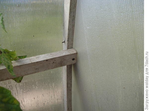 Все бруски- стрингеры закреплены саморезами; в фанере везде сверлить отверстия диам. 2-3мм, чтобы не расщепляло фанеру.