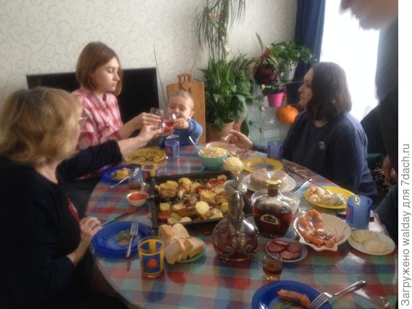 Вот и внук уже поднимает за здоровье.