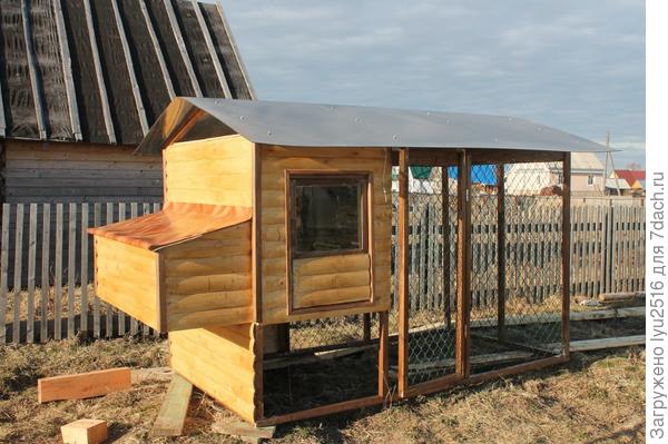 Висячий ящик- это гнезда. Он открывается, удобно доставать яица и чистить